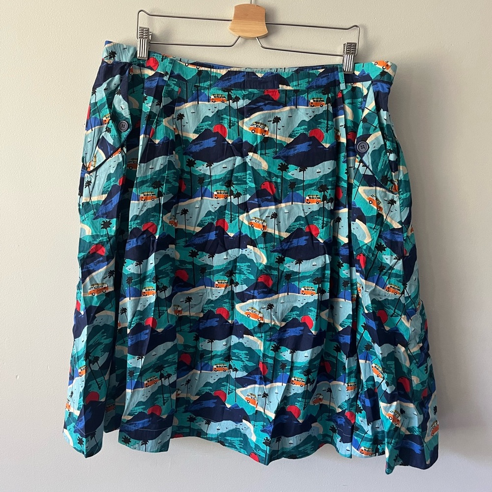 Fun summer graphic printed skirt in size 1X.